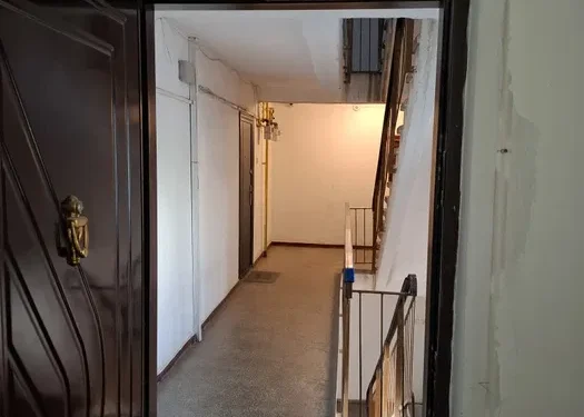 Zeci de apartamente devastate într-un bloc din Cișmea – anchetă de amploare!