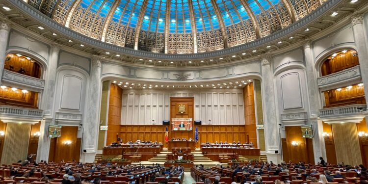 Guvernul își joacă ultima carte cu pachetul de austeritate! Parlamentul, scos din vacanță pentru asumarea răspunderii