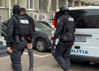 Doi tineri, doi fugari, două condamnări! Polițiștii din Botoșani dau lovitura dublă și pun mâna pe condamnați periculoși