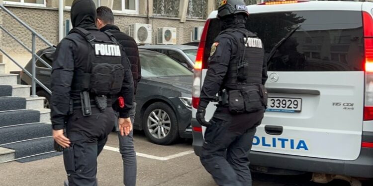 Doi tineri, doi fugari, două condamnări! Polițiștii din Botoșani dau lovitura dublă și pun mâna pe condamnați periculoși