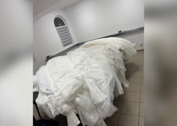 Rochii de mireasă și ambalaje contrafăcute, descoperite în portbagajul unui autoturism la Racovăț