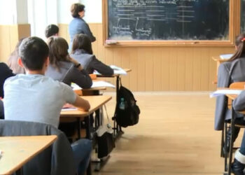 Profesorii, FORȚAȚI să predea mai mult! Salariile riscă să scadă dacă nu acceptă „Legea Bolojan”