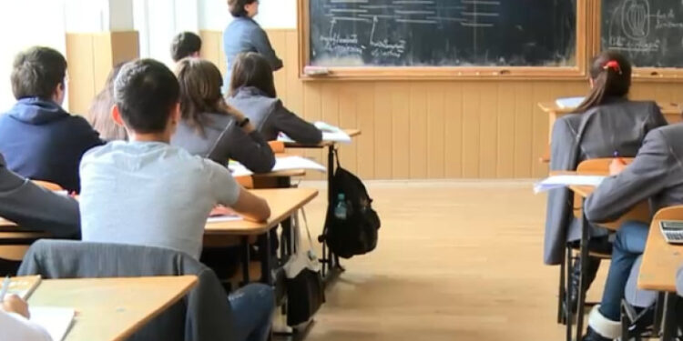 Profesorii, FORȚAȚI să predea mai mult! Salariile riscă să scadă dacă nu acceptă „Legea Bolojan”