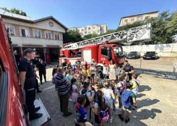 Peste 200 de copii au învățat de la pompierii botoșăneni cum să devină eroi în situații de urgență!