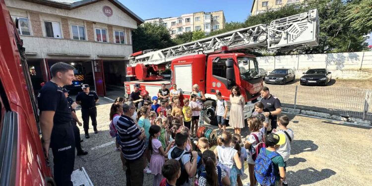 Peste 200 de copii au învățat de la pompierii botoșăneni cum să devină eroi în situații de urgență!