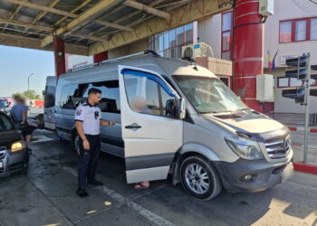 Captură de noapte la frontiera Stânca: Trei români, prinși cu țigări și alcool ascunse în microbuze