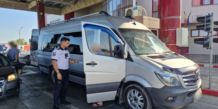 Captură de noapte la frontiera Stânca: Trei români, prinși cu țigări și alcool ascunse în microbuze