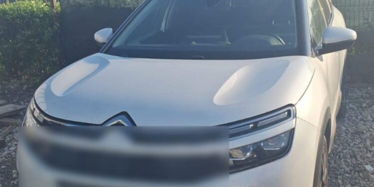 Aventură ilegală pe șoselele din Botoșani: Tânăr de 18 ani, prins fără permis și la volanul unei mașini neînmatriculate!