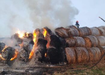 Tone de furaje, mistuite de flăcări – pompierii au luptat patru ore cu focul