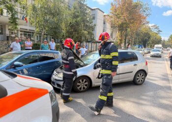 Două mașini distruse pe loc! Șoferul s-a simțit rău și a provocat haos în trafic