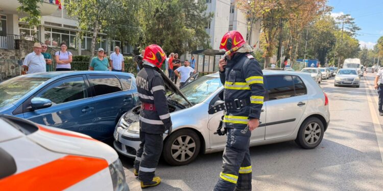Două mașini distruse pe loc! Șoferul s-a simțit rău și a provocat haos în trafic