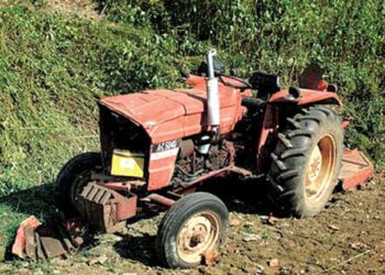 A băgat tractorul în gard și avea sângele plin de alcool! Ce au descoperit polițiștii după ce l-au prins