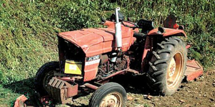A băgat tractorul în gard și avea sângele plin de alcool! Ce au descoperit polițiștii după ce l-au prins
