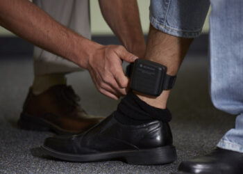 Scandal conjugal cu poliția la ușă! Bărbat de 67 de ani, săltat după ce și-a atacat soția