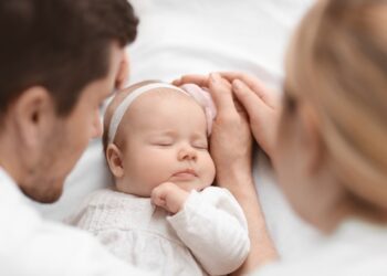 Fără drumuri, fără dosare! Beneficiarii de indemnizații pentru copii, adopție sau venit minim rămân automat asigurați în sistemul de sănătate