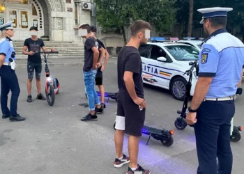 Copii de 10-15 ani, prinși la Botoșani pe trotinete turbo care prind 60 km/h – polițiștii le-au făcut dosare penale
