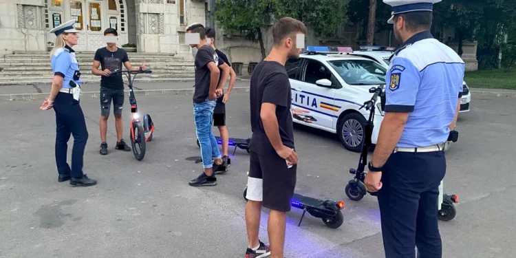 Copii de 10-15 ani, prinși la Botoșani pe trotinete turbo care prind 60 km/h – polițiștii le-au făcut dosare penale