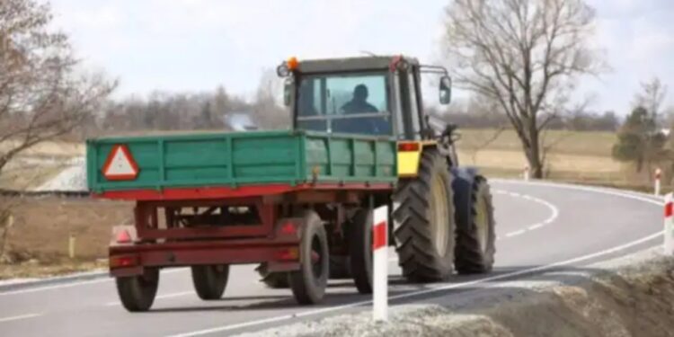 Prins la volanul tractorului, fără permis! Aventură riscantă în Miorcani pentru un bărbat din Coțușca