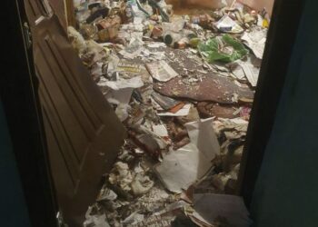 Apartament transformat în groapă de gunoi, evacuat sub escorta Poliției Locale