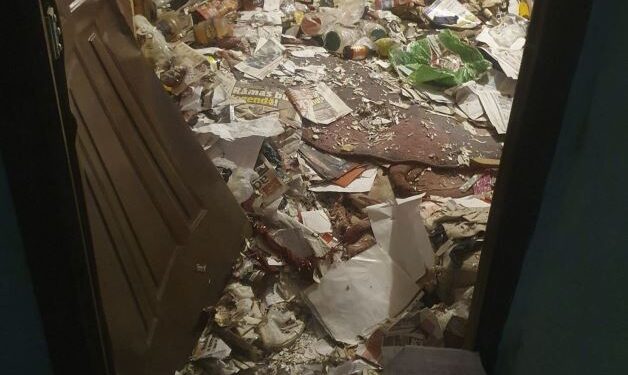 Apartament transformat în groapă de gunoi, evacuat sub escorta Poliției Locale