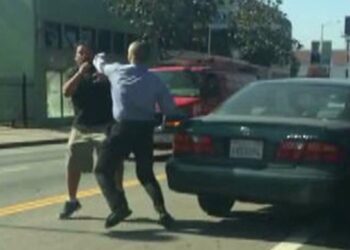 Bătaie ca-n filme pe strada Împărat Traian din Botoșani! Patru bărbați reținuți după ce și-au împărțit pumni și picioare în trafic! VIDEO