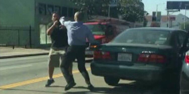 Bătaie ca-n filme pe strada Împărat Traian din Botoșani! Patru bărbați reținuți după ce și-au împărțit pumni și picioare în trafic! VIDEO