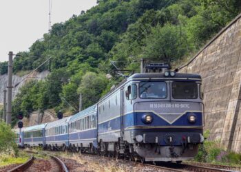 „ODISEEA CFR” – RECORD MONDIAL DE ÎNTÂRZIERE ÎN ROMÂNIA!  Un tren a mers 80 km în 12 ore