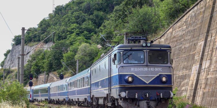 „ODISEEA CFR” – RECORD MONDIAL DE ÎNTÂRZIERE ÎN ROMÂNIA! Un tren a mers 80 km în 12 ore