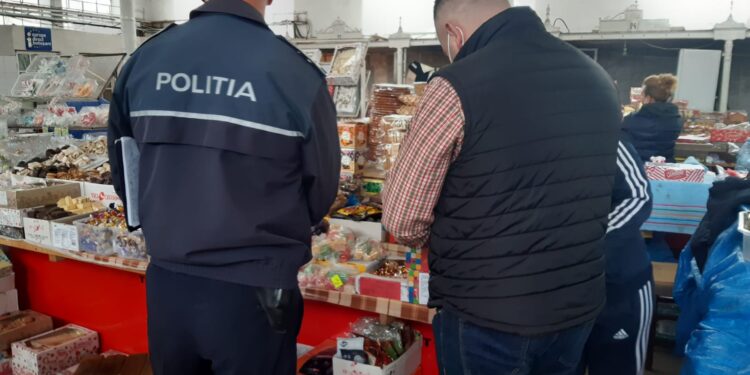 Bătrân jefuit în plină zi la Piața Centrală! Hoții au fost prinși de polițiști