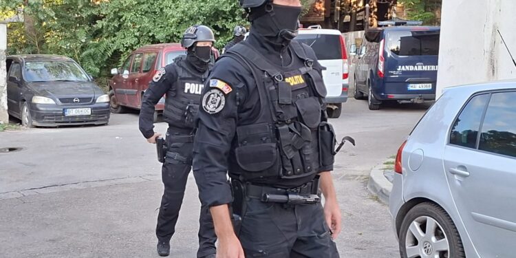 Descindere de amploare în Centrul Vechi din Botoșani! Poliția a luat la puricat zeci de imobile și a legitimat peste 160 de persoane Foto & VIDEO