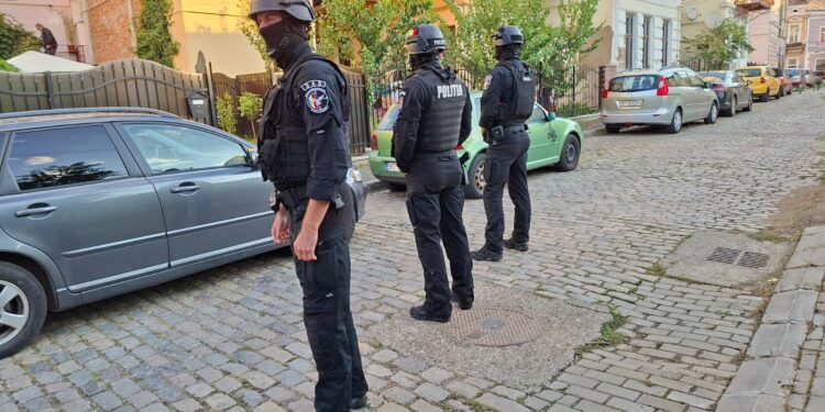 Descindere de amploare în Centrul Vechi din Botoșani! Poliția a luat la puricat zeci de imobile și a legitimat peste 160 de persoane Foto & VIDEO