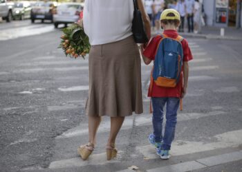 8 septembrie 2025 – prima zi de școală sau prima zi de protest? Ghiozdane pregătite, flori în așteptare și… porți închise