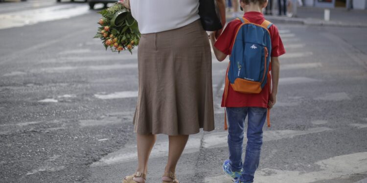 8 septembrie 2025 – prima zi de școală sau prima zi de protest? Ghiozdane pregătite, flori în așteptare și… porți închise