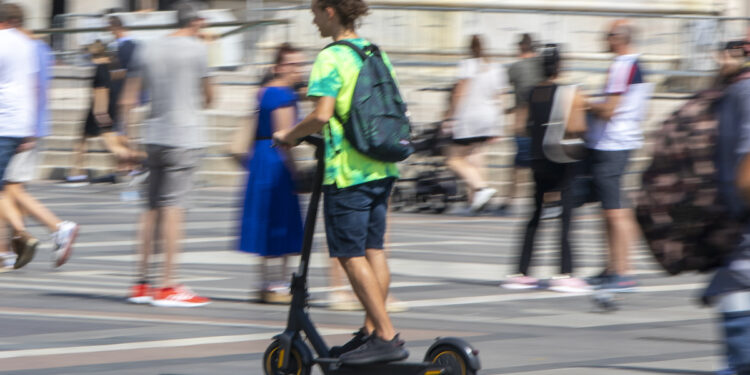 Un copil de 9 ani prins de poliție pe trotinetă electrică ce zbura cu 51 km/h