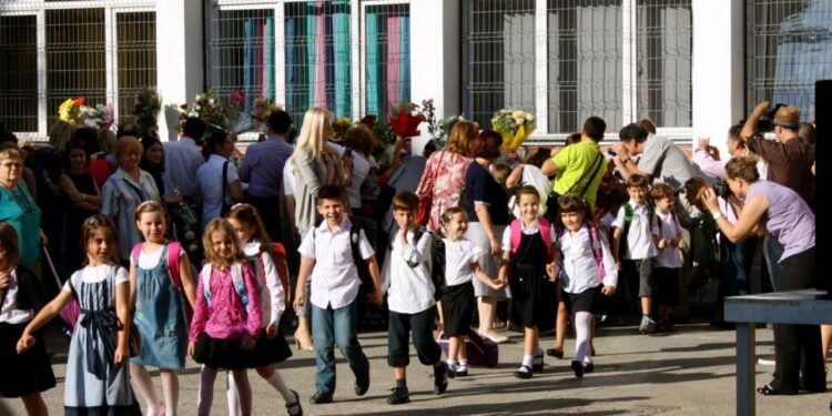 Clopoțelul a sunat, dar sălile au rămas goale: prima zi de școală, cu proteste și confuzie