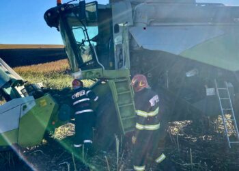 O combină a luat foc în timp ce treiera floarea-soarelui!