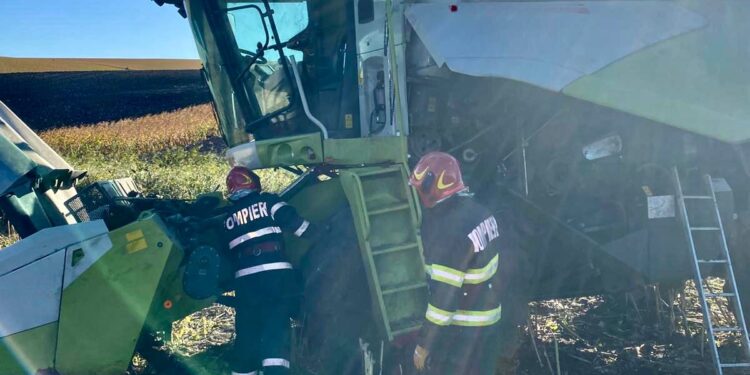 O combină a luat foc în timp ce treiera floarea-soarelui!