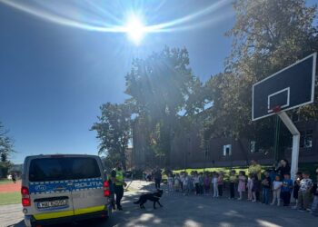 Lecție cu polițiști și câinele Puma! Copiii de la grădiniță, în extaz