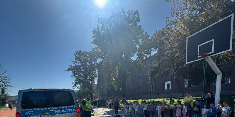 Lecție cu polițiști și câinele Puma! Copiii de la grădiniță, în extaz