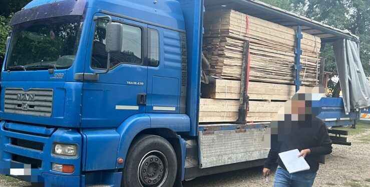 Doi șoferi prinși cu lemne fără acte, unul avea 16 metri cubi în autoutilitară