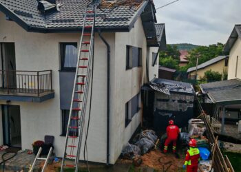 Două case, la un pas să fie mistuite de flăcări – doi pompieri eroi au intervenit din timpul liber