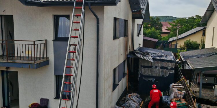 Două case, la un pas să fie mistuite de flăcări – doi pompieri eroi au intervenit din timpul liber