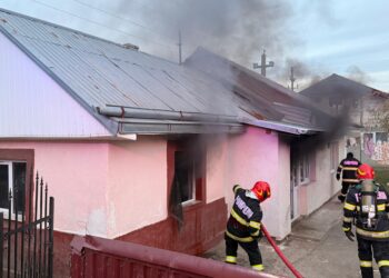 Incendiu șocant la Ștefănești! Două aspiratoare uitate lângă sobă au fost cuprinse de flăcări!