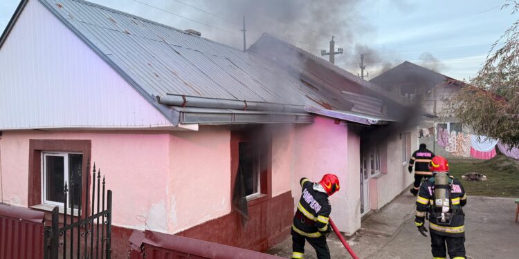 Incendiu șocant la Ștefănești! Două aspiratoare uitate lângă sobă au fost cuprinse de flăcări!