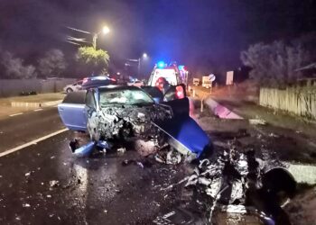 Accident în miez de noapte la Hudum! Mașină făcută praf după ce a izbit un cap de pod