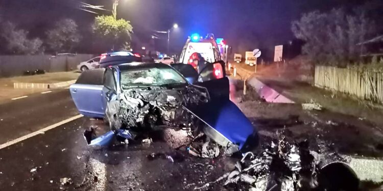Accident în miez de noapte la Hudum! Mașină făcută praf după ce a izbit un cap de pod
