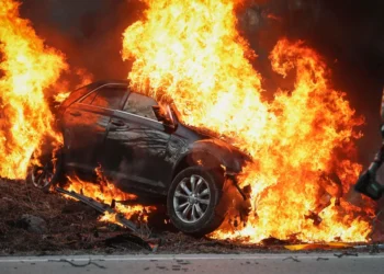 Șofer fără permis, circ periculos la Vorona: a lovit un mal de pământ și și-a incendiat mașina!