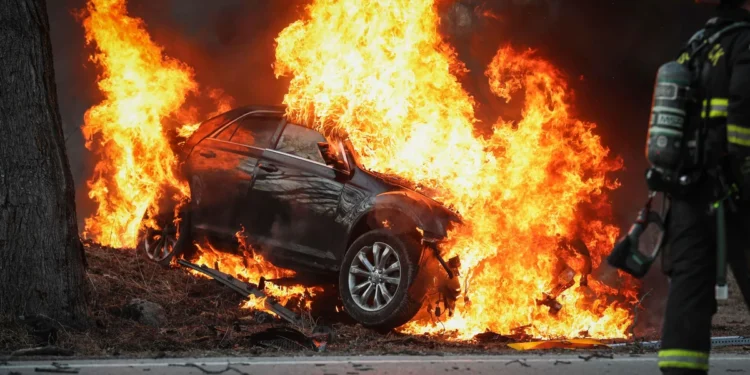 Șofer fără permis, circ periculos la Vorona: a lovit un mal de pământ și și-a incendiat mașina!