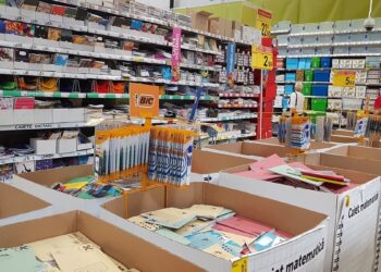 Ghiozdane de sute de lei și coșuri pline cu rechizite! Botoșănenii, în goana după cumpărăturile pentru școală