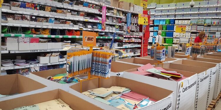 Ghiozdane de sute de lei și coșuri pline cu rechizite! Botoșănenii, în goana după cumpărăturile pentru școală